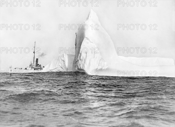 Coast Guard Tracks Icebergs