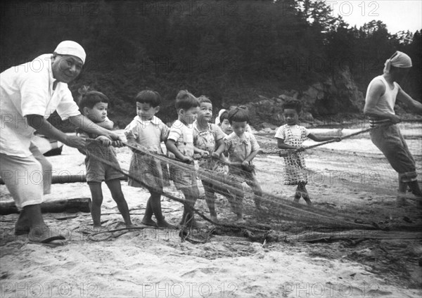 Japanese Children Help Fish