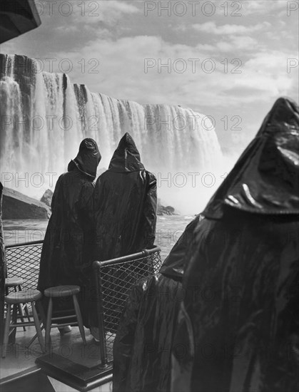 Honeymooners At Niagara Falls