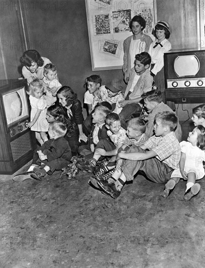 Kids At A Muntz TV Showroom