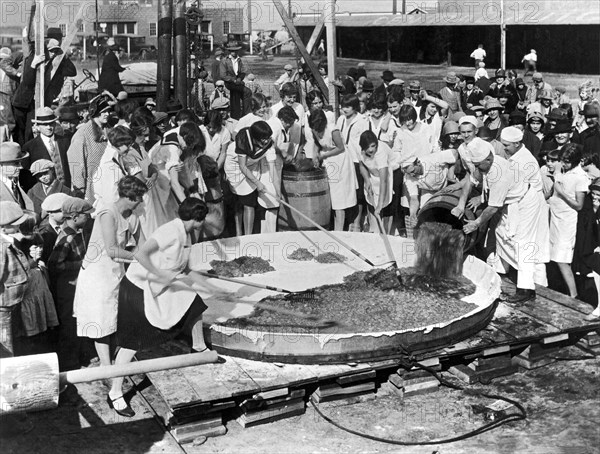 Making The World's Largest Apple Pie