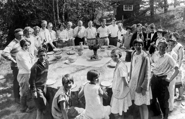 Glen Grayland, Washington:  September 24, 1927.
Visitors to this resort get the honor of eating at a dining room table from a giant spruce tree that is 11 feet in diameter and seats 35 persons.