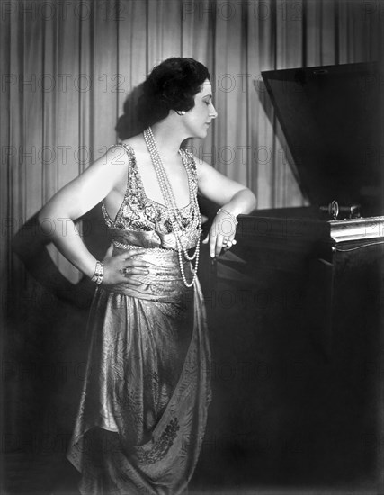 Geraldine Farrar Listening