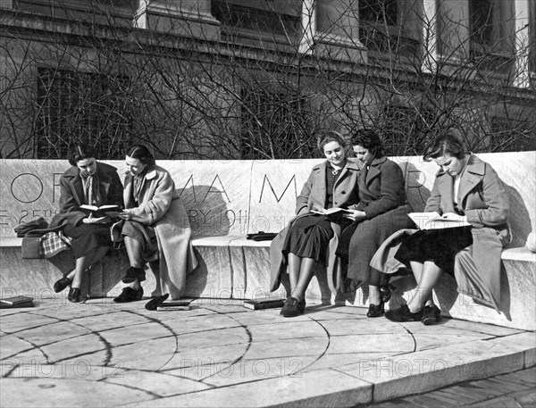 Students Study At Columbia