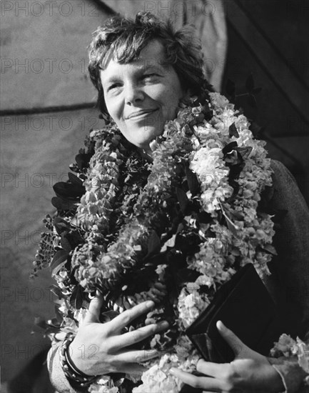 Earhart Arrives In Hawaii