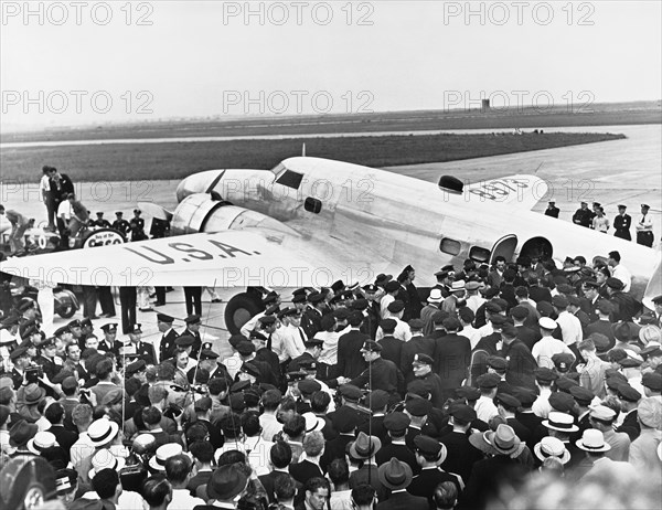 Crowd Welcomes Howard Hughes