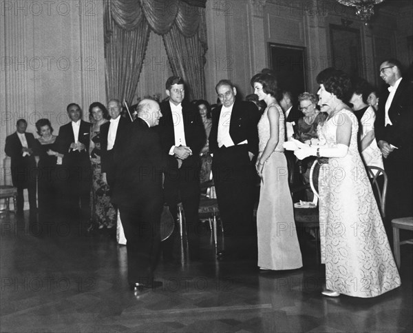 Casals White House Convert - Photo12-Underwood Archives-UIG