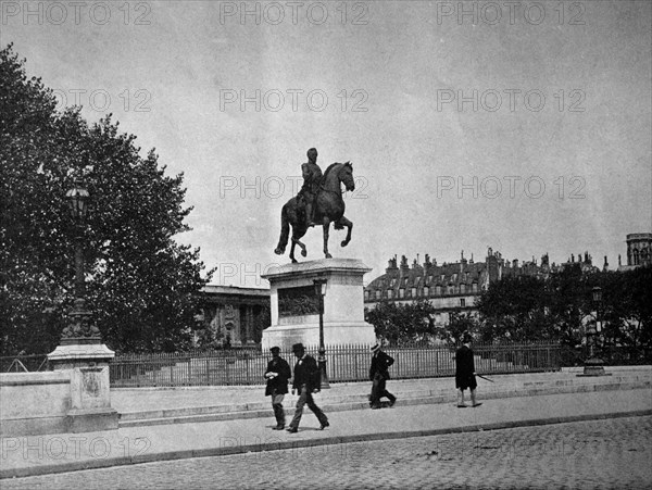 Statue of henri iv on pont neuf, paris