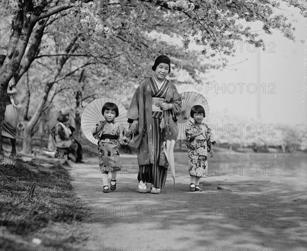 Madam Hiroshi Kawamura & children 1924