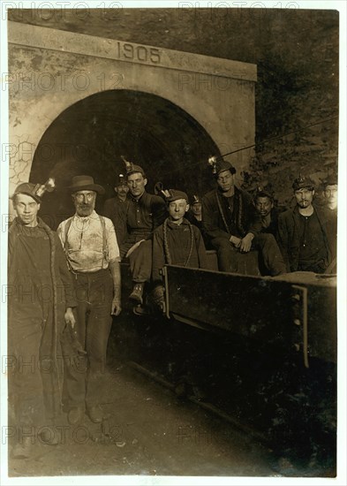 Main entrance, Gary W. Va. Mine. Drivers and miners going to work 7 A.M. 1908