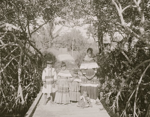 Seminole mother and children 1915