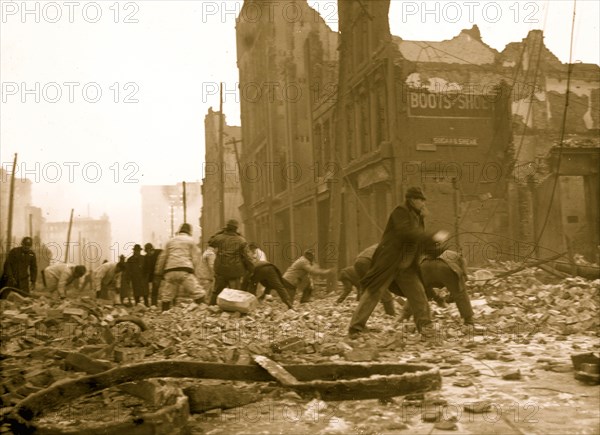 Dynamiting buildings on Balto. St. [Baltimore fire, 1904]  1904