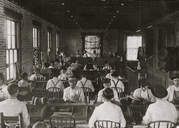 A Union Shop, Cigar makers Tierra del Laga Cigar Co. Almost no hands under 20 years of age. 1909