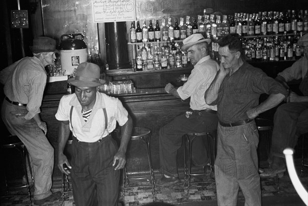 African American and whites  at Wonder Bar, hot spot of Circleville, Ohio  1935