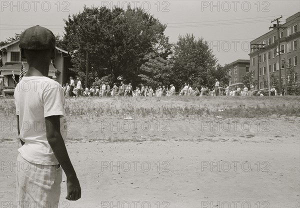 Mob marching from capitol to Central High  1959