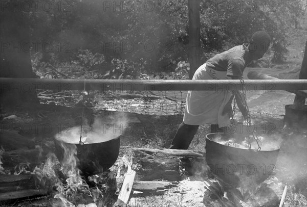 Barbecuing beef and lamb for a benefit picnic supper  1940
