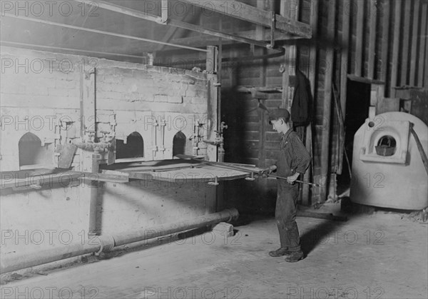 Carrying in Boy at the Lehr. Glass Factory 1908