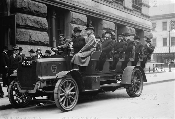 Jury Conveyed to Lunch in Murder Trial 1915