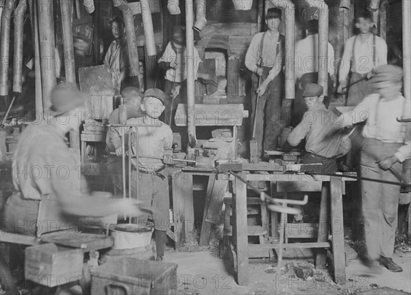 Citizens' Glass Co., Evansville, Ind. Over ten small boys on day shift in one department 1908