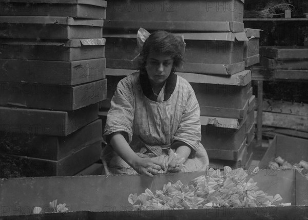 Corrinne Le May, 15 years old, bunching sweet peas at the Boston Floral Supply Co.,  1917