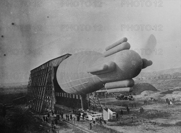Dirigible balloon, "La Ville de Paris", built by Henri Deutsch