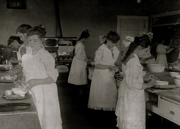 Domestic Science class in Horace Mann School.  1917