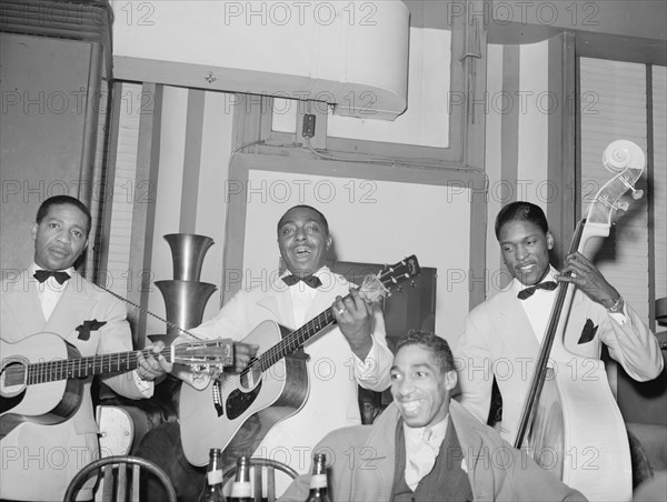 Entertainers at Black tavern. Chicago, Illinois 1941