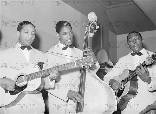 Entertainers at Black tavern. Chicago, Illinois 1941