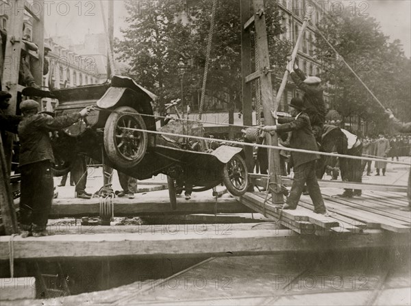 Extracting a Taxi from a sink hole in a Paris Street