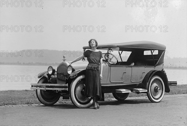Fannie Brice in Oldsmobile 1922