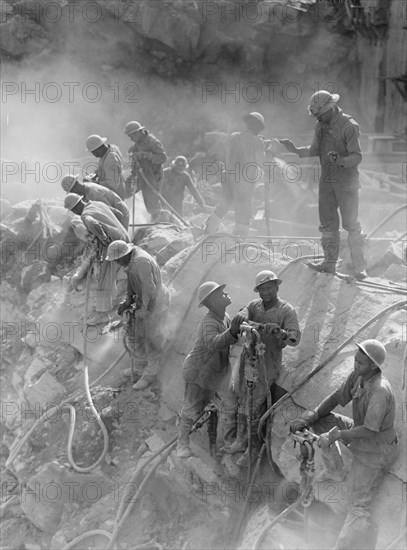 Fort Loudon Dam, Tennessee (Tennessee Valley Authority (TVA)). Drillers 1942