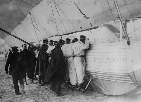 French soldiers examining Zeppelin at Luneville 1913