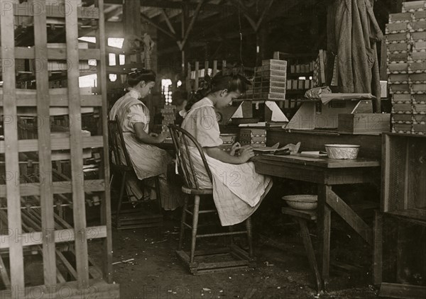 Girls working in Tampa, Fla., Box Factory. 1909