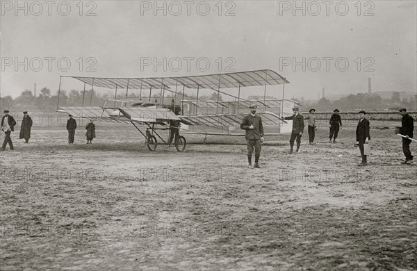 Farman, others, and flying machine, on field 1907