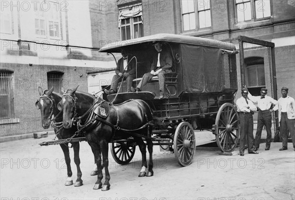 Horse-drawn wagon outside Bureau of Engraving and Printing building 1912