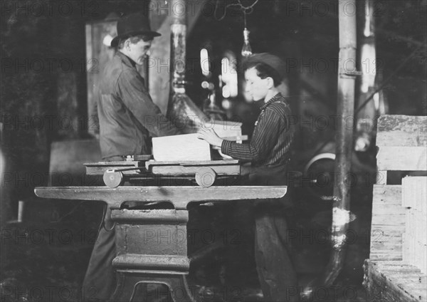 Indiana Mfg. Co., Boy working at circular saw. 1908