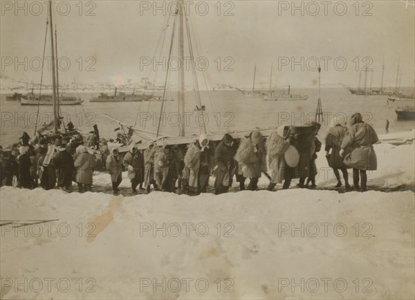 Japanese bringing beams ashore  1904