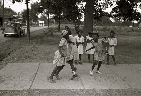 Little Black girls playing, Lafayette, Louisiana 1938