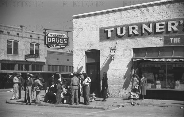 Main street on Saturday afternoon, Belzoni, Mississippi Delta, Mississippi 1939