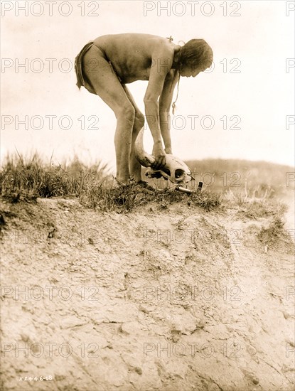 Hu ka-lowa pifire-carrier bringing the skull 1908