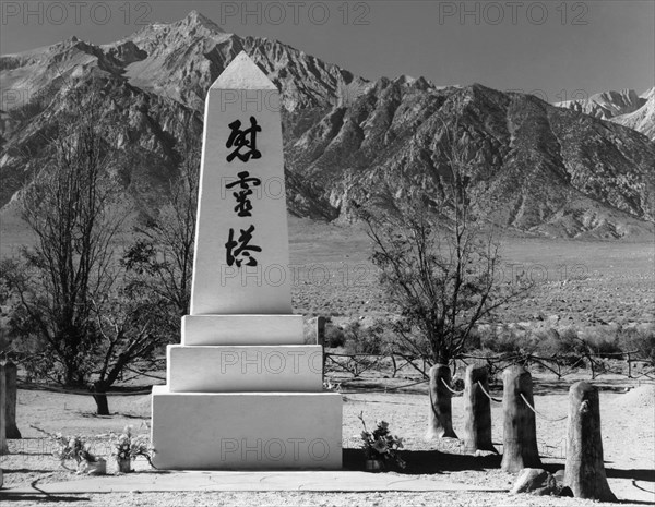 Monument in cemetery 1943