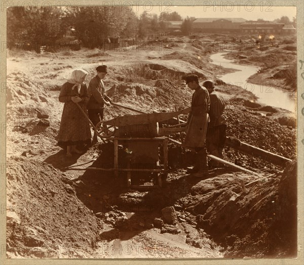 Miners washing gold-bearing sand. [Berezovski] 1910