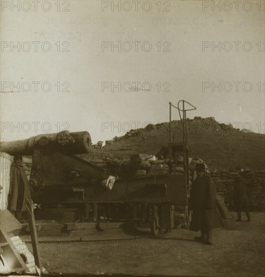 Nine inch Russian gun, a fierce defender of the attacked fortress  1905