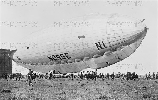 Norge Leaving Hanger (blimp)