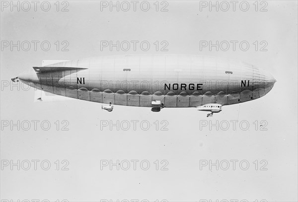 Norge Leaving Hanger (blimp)