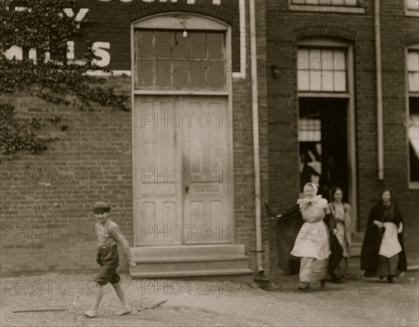 One of the smallest workers in Walker County Hosiery Mills,  1913