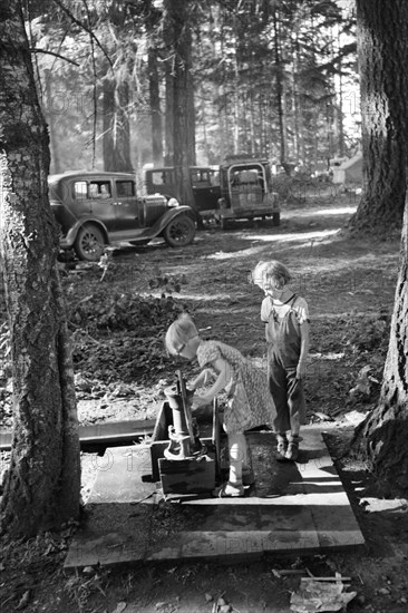 Bean Picker Children 1939