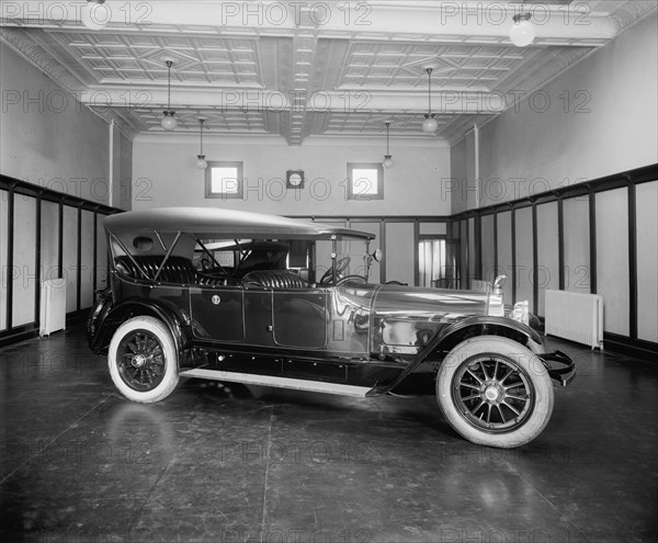 Pres. Harding's new $ 9,000.00 White House locomobile, 1921 1921