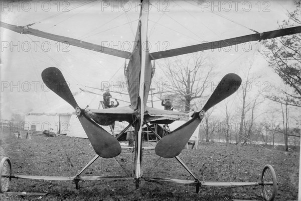 Propellers at rear of Cooley dirigible