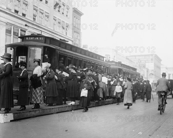 Rush Hour Traffic in Washington, DC packs trolley cars 1919